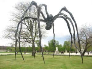 Spider statue Paris