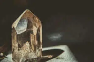 коричневатый кристалл, символизирующий хрустальных летописцев Атлантиды и Лемурии